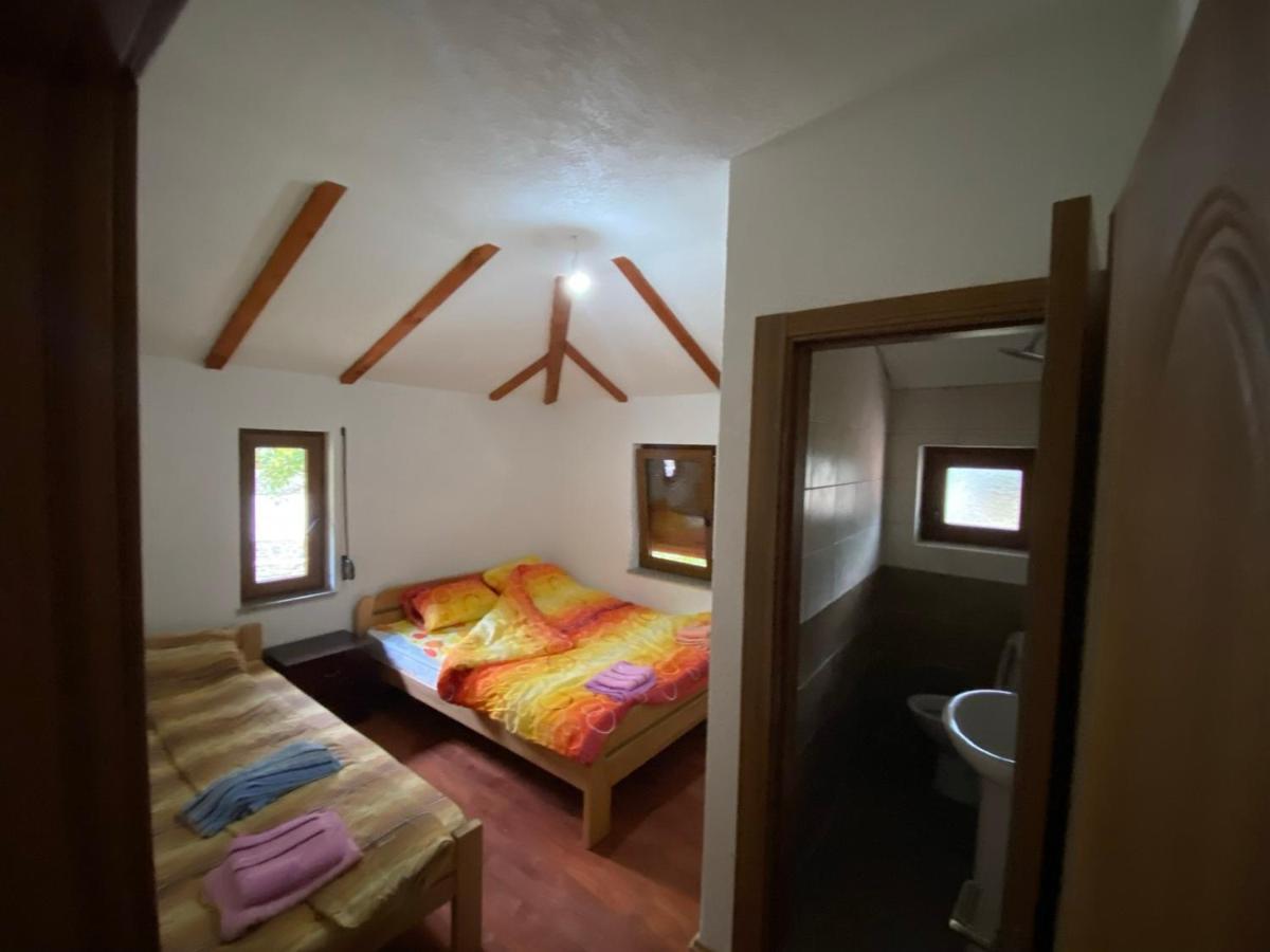Shpija E Gjyshit Vuthaj Hotel Gusinje Екстериор снимка